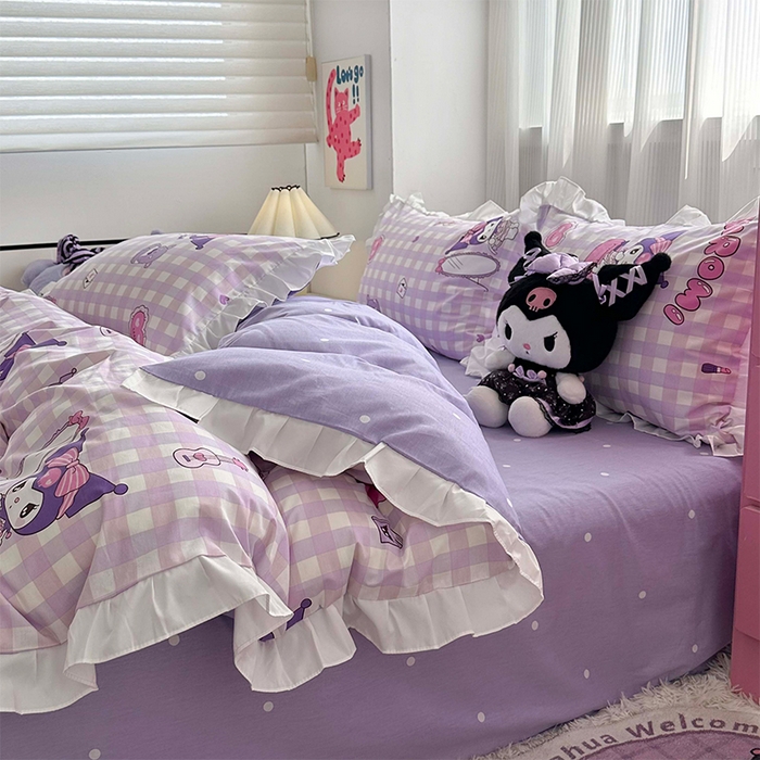 91家纺网 家纺一手货源 找家纺 玉元坊2025新款三丽鸥系列 全棉床单纯棉床裙三四件套  紫格库洛米【花边款】