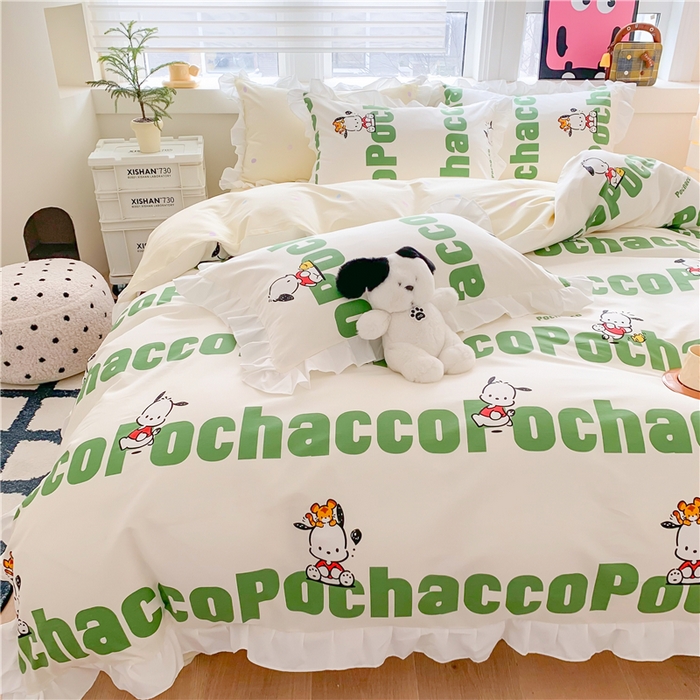 91家纺网 家纺一手货源 找家纺 玉元坊2025新款三丽鸥系列 全棉床单纯棉床裙三四件套  花边款-字母帕恰狗