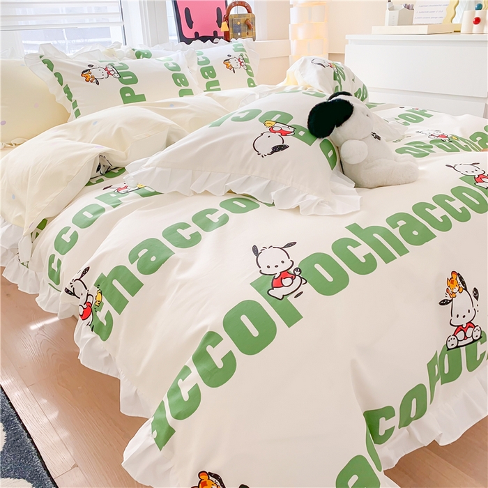 91家纺网 家纺一手货源 找家纺 玉元坊2025新款三丽鸥系列 全棉床单纯棉床裙三四件套  花边款-字母帕恰狗