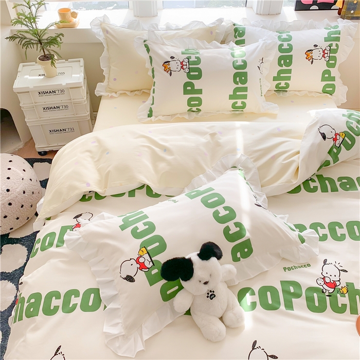 91家纺网 家纺一手货源 找家纺 玉元坊2025新款三丽鸥系列 全棉床单纯棉床裙三四件套  花边款-字母帕恰狗