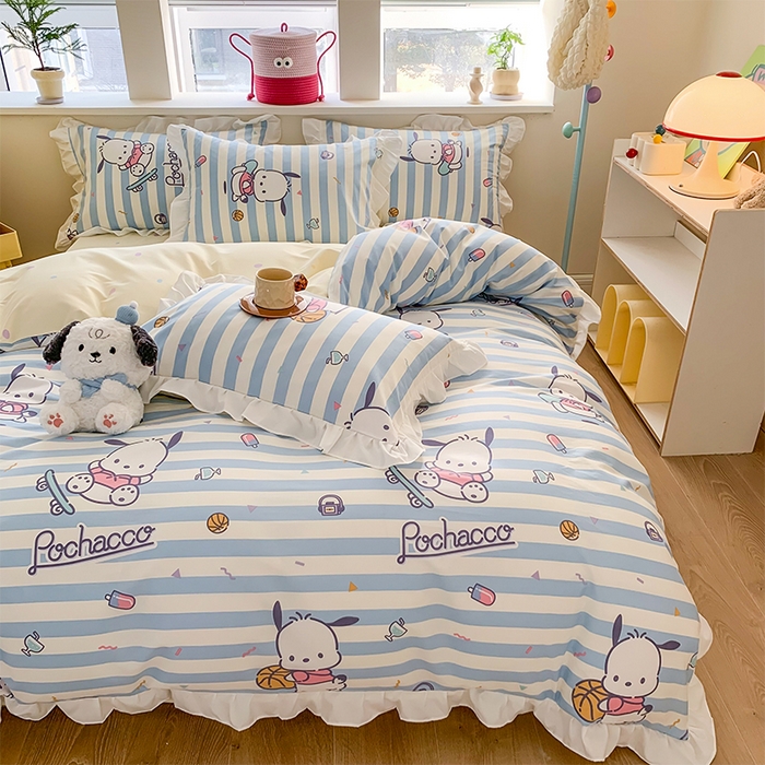 91家纺网 家纺一手货源 找家纺 玉元坊2025新款三丽鸥系列 全棉床单纯棉床裙三四件套  条纹帕恰狗【花边款式】