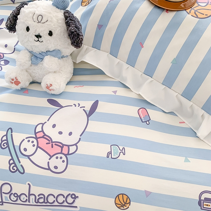 91家纺网 家纺一手货源 找家纺 玉元坊2025新款三丽鸥系列 全棉床单纯棉床裙三四件套  条纹帕恰狗【花边款式】