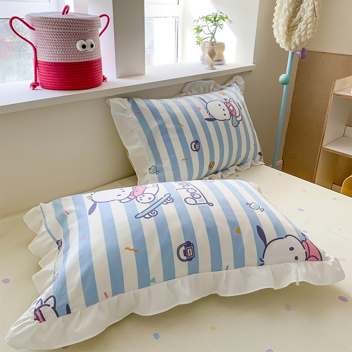 91家纺网 家纺一手货源 找家纺 玉元坊2025新款三丽鸥系列 全棉床单纯棉床裙三四件套  条纹帕恰狗【花边款式】