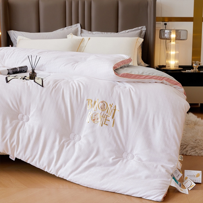 91家纺网 家纺一手货源 找家纺 VIP被业 2025新款提压花立体大豆冬被磨毛春秋被被芯 白色