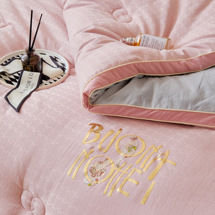 91家纺网 家纺一手货源 找家纺 VIP被业 2025新款提压花立体大豆冬被磨毛春秋被被芯 玉色