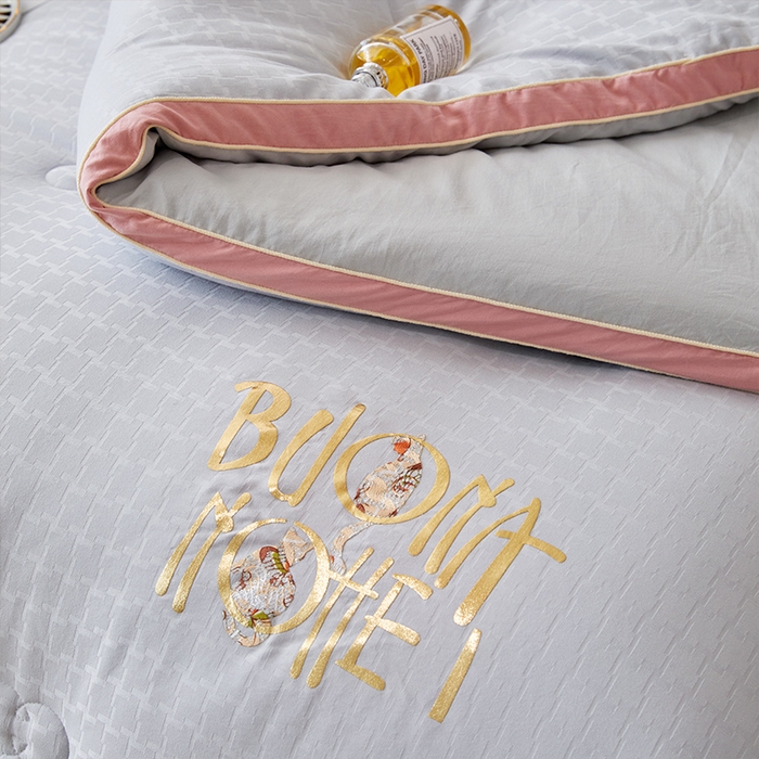 91家纺网 家纺一手货源 找家纺 VIP被业 2025新款提压花立体大豆冬被磨毛春秋被被芯 灰色