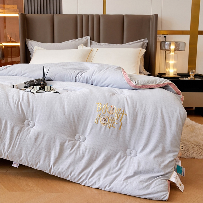 91家纺网 家纺一手货源 找家纺 VIP被业 2025新款提压花立体大豆冬被磨毛春秋被被芯 灰色