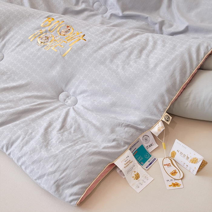 91家纺网 家纺一手货源 找家纺 VIP被业 2025新款提压花立体大豆冬被磨毛春秋被被芯 灰色