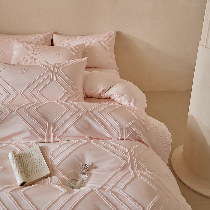 91家纺网 家纺一手货源 找家纺 缘生活 2025新款立体剪花A面剪花面料B面加厚磨毛布料四件套 剪花方格-粉色