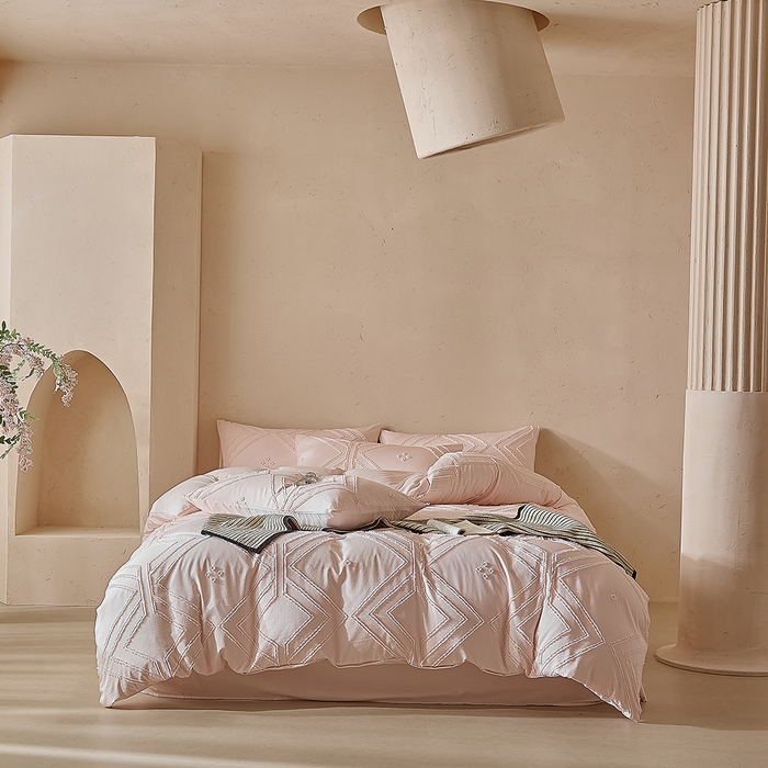 91家纺网 家纺一手货源 找家纺 缘生活 2025新款立体剪花A面剪花面料B面加厚磨毛布料四件套 剪花方格-粉色