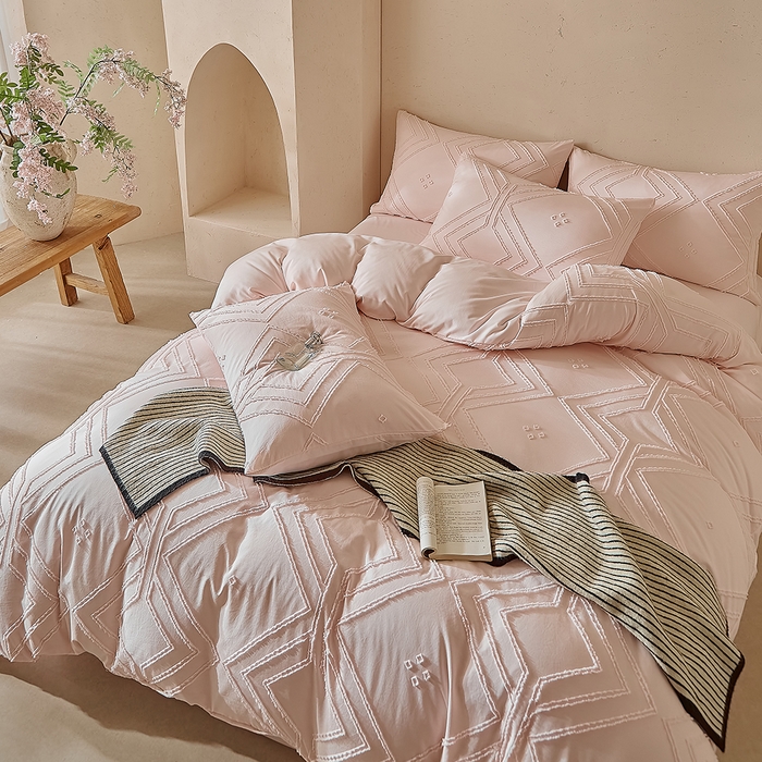 91家纺网 家纺一手货源 找家纺 缘生活 2025新款立体剪花A面剪花面料B面加厚磨毛布料四件套 剪花方格-粉色