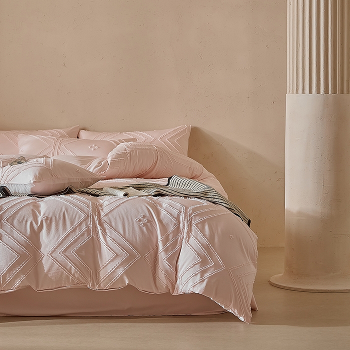 91家纺网 家纺一手货源 找家纺 缘生活 2025新款立体剪花A面剪花面料B面加厚磨毛布料四件套 剪花方格-粉色