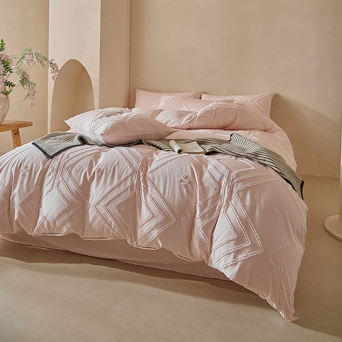 91家纺网 家纺一手货源 找家纺 缘生活 2025新款立体剪花A面剪花面料B面加厚磨毛布料四件套 剪花方格-粉色