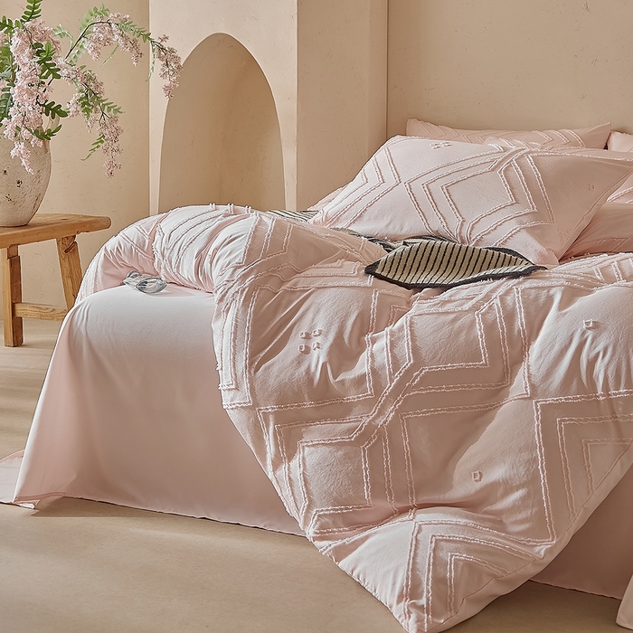 91家纺网 家纺一手货源 找家纺 缘生活 2025新款立体剪花A面剪花面料B面加厚磨毛布料四件套 剪花方格-粉色