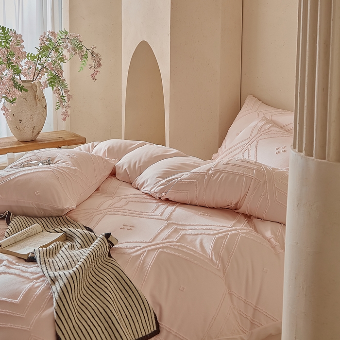 91家纺网 家纺一手货源 找家纺 缘生活 2025新款立体剪花A面剪花面料B面加厚磨毛布料四件套 剪花方格-粉色