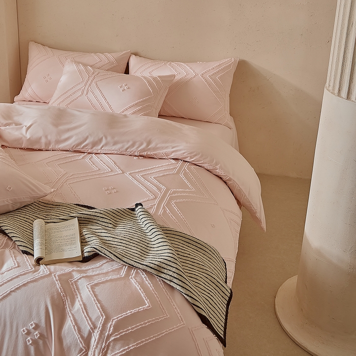 91家纺网 家纺一手货源 找家纺 缘生活 2025新款立体剪花A面剪花面料B面加厚磨毛布料四件套 剪花方格-粉色