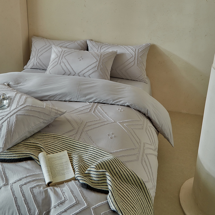 91家纺网 家纺一手货源 找家纺 缘生活 2025新款立体剪花A面剪花面料B面加厚磨毛布料四件套 剪花方格-浅灰