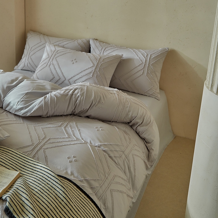 91家纺网 家纺一手货源 找家纺 缘生活 2025新款立体剪花A面剪花面料B面加厚磨毛布料四件套 剪花方格-浅灰