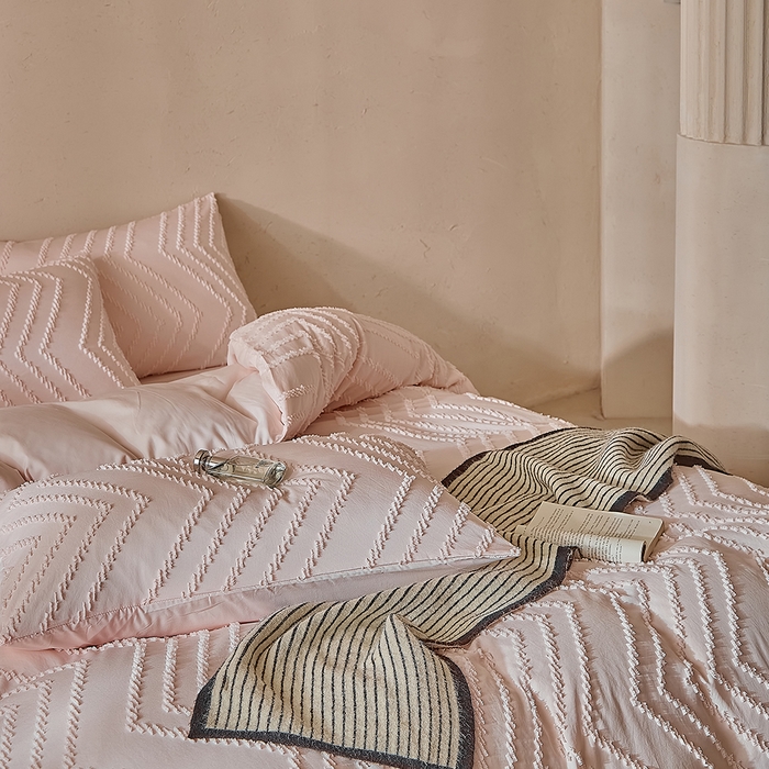 91家纺网 家纺一手货源 找家纺 缘生活 2025新款立体剪花A面剪花面料B面加厚磨毛布料四件套 剪花波浪-粉色