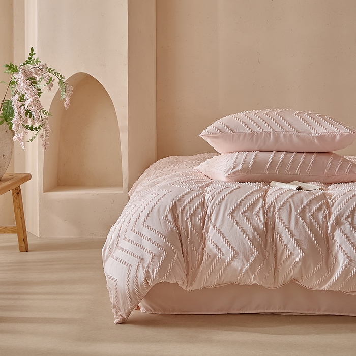 91家纺网 家纺一手货源 找家纺 缘生活 2025新款立体剪花A面剪花面料B面加厚磨毛布料四件套 剪花波浪-粉色