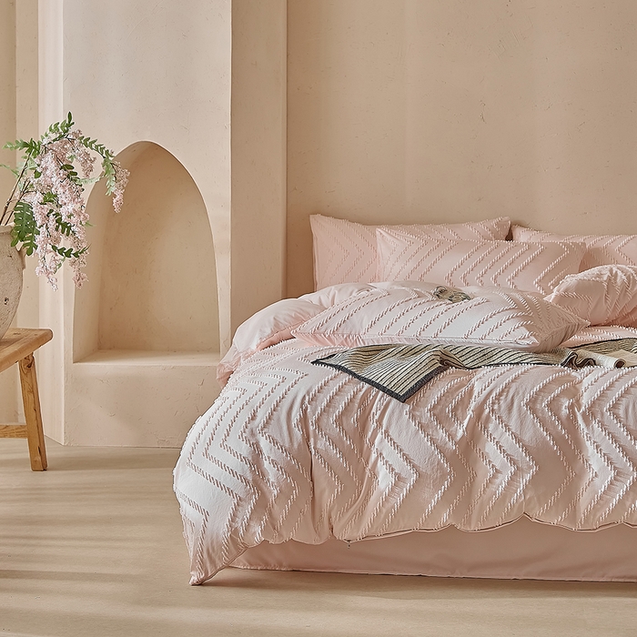 91家纺网 家纺一手货源 找家纺 缘生活 2025新款立体剪花A面剪花面料B面加厚磨毛布料四件套 剪花波浪-粉色