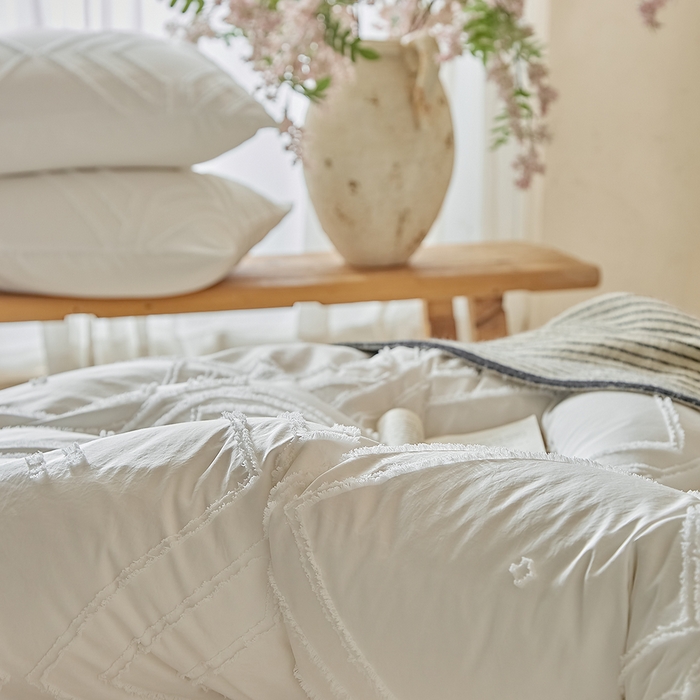 91家纺网 家纺一手货源 找家纺 缘生活 2025新款立体剪花A面剪花面料B面加厚磨毛布料四件套 剪花方格-白色