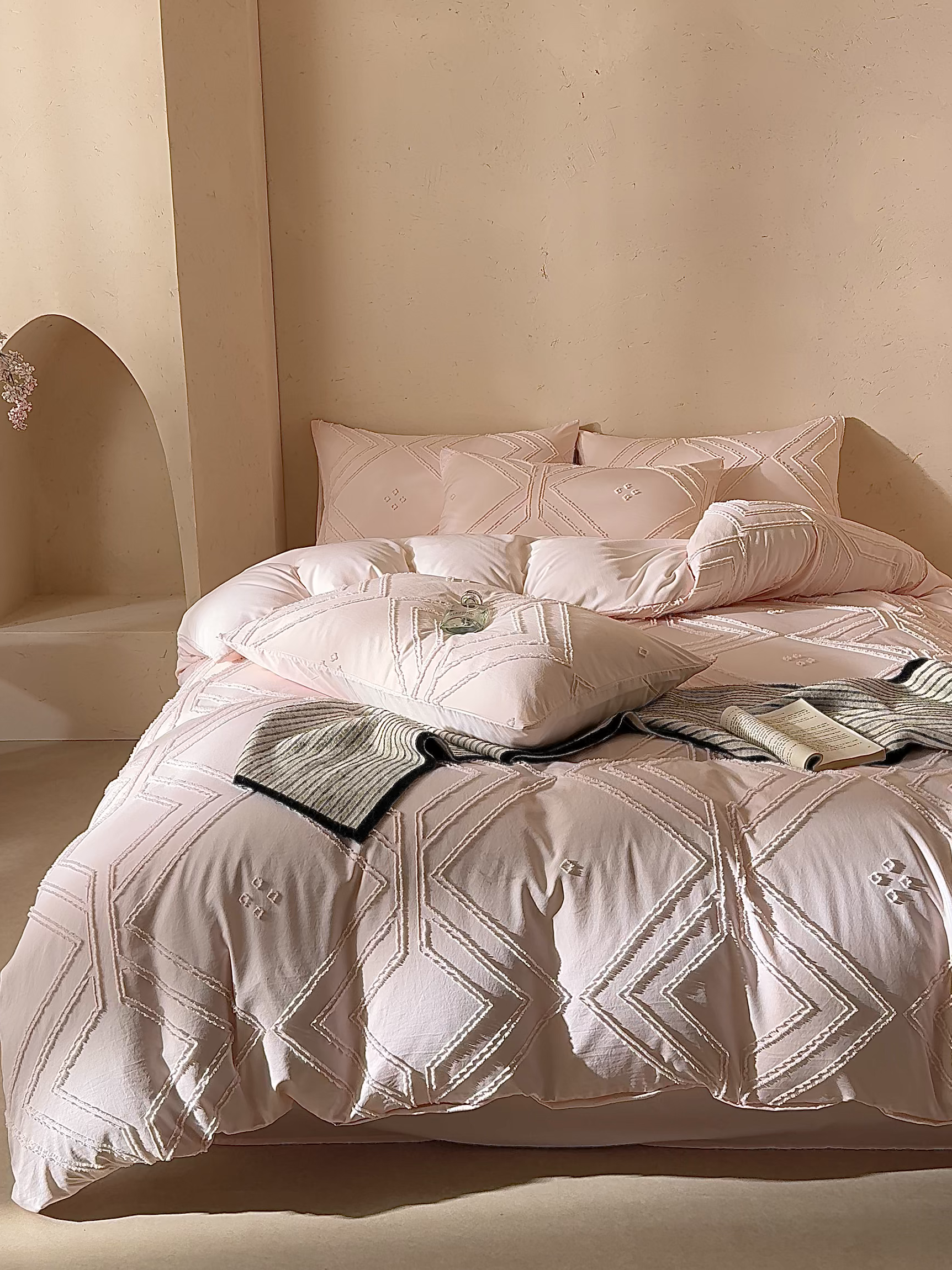 91家纺网 家纺一手货源 找家纺 缘生活 2025新款立体剪花A面剪花面料B面加厚磨毛布料四件套 剪花方格-粉色