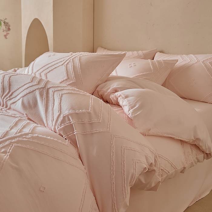 91家纺网 家纺一手货源 找家纺 缘生活 2025新款立体剪花A面剪花面料B面加厚磨毛布料四件套 剪花方格-粉色