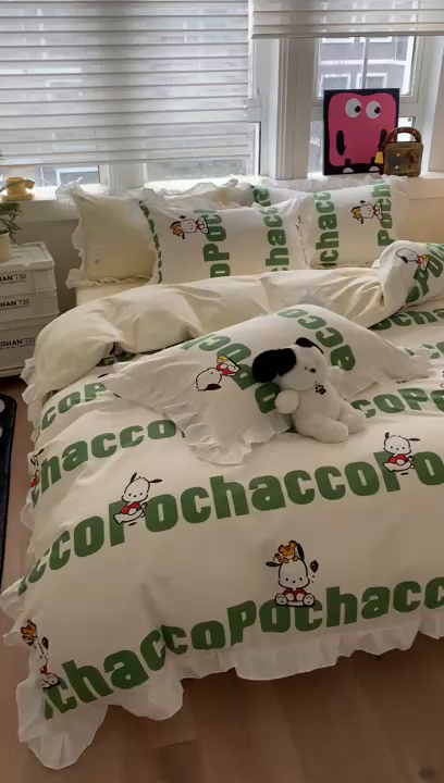 91家纺网 家纺一手货源 找家纺 玉元坊2025新款三丽鸥系列 全棉床单纯棉床裙三四件套  花边款-字母帕恰狗