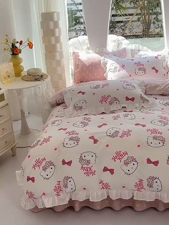 91家纺网 家纺一手货源 找家纺 玉元坊2025新款三丽鸥系列 全棉床单纯棉床裙三四件套  雏菊kt 花边款