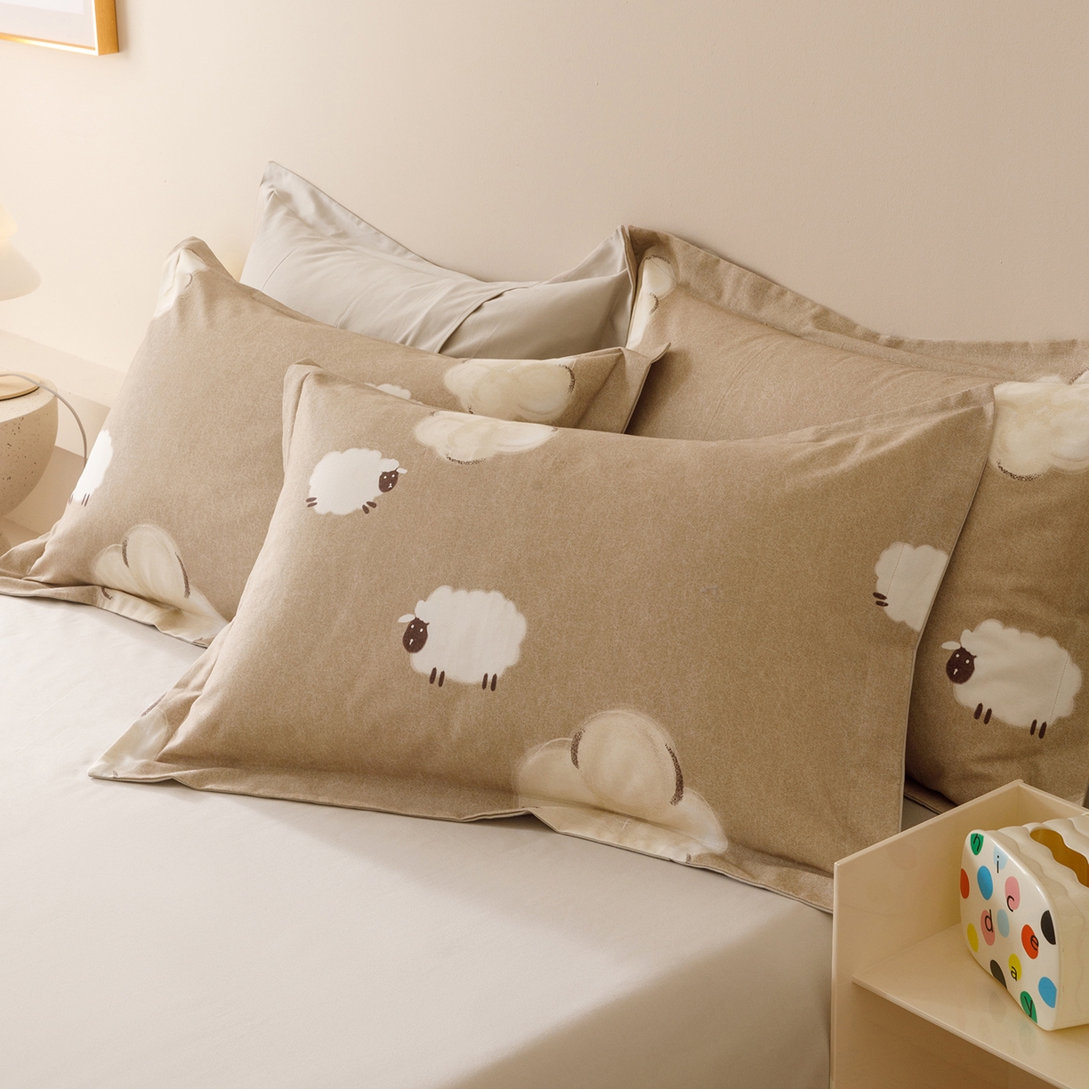 91家纺网 家纺一手货源 找家纺 爱思佳 2025新款加厚全棉纯棉磨毛数码印花四件套 小羊肖恩