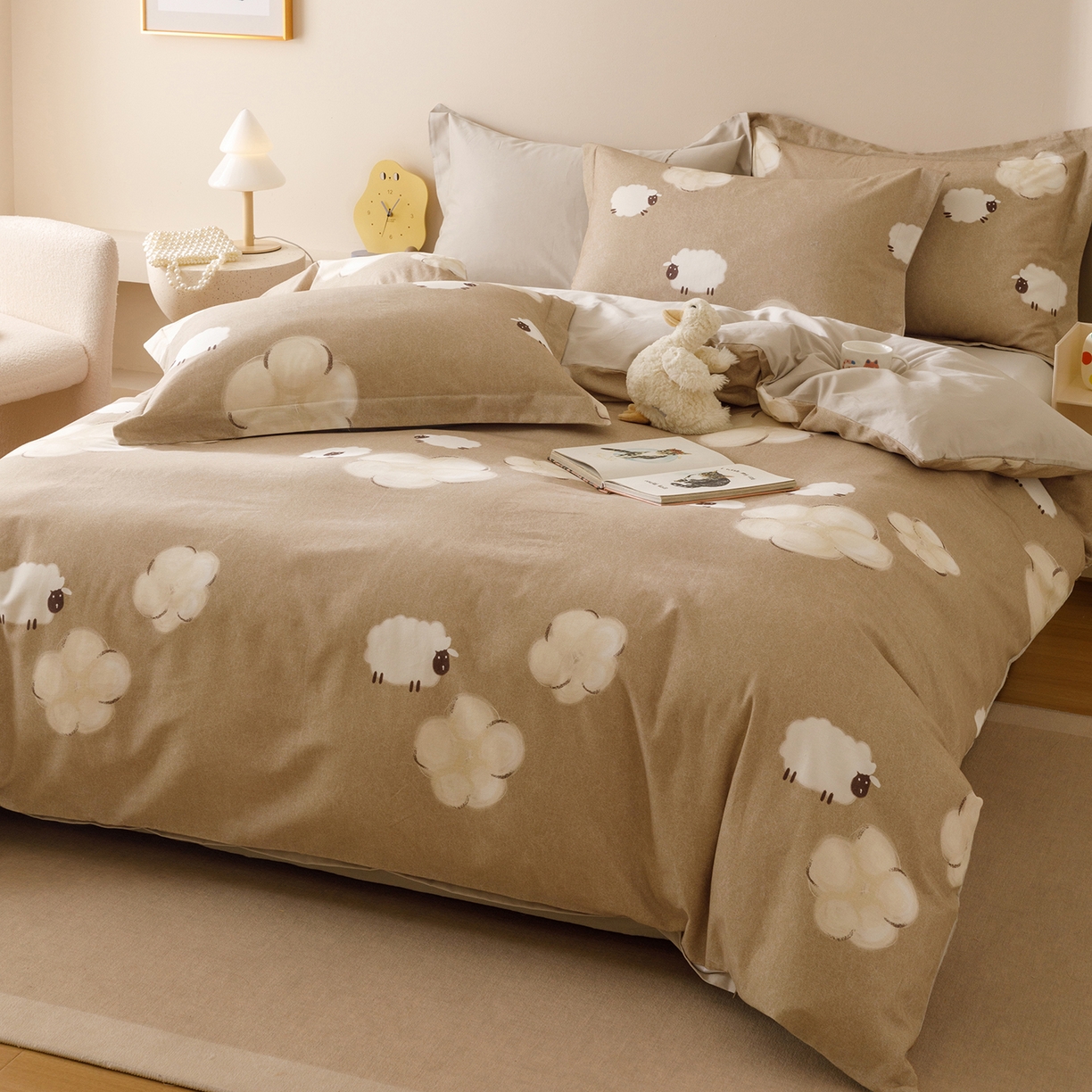 91家纺网 家纺一手货源 找家纺 爱思佳 2025新款加厚全棉纯棉磨毛数码印花四件套 小羊肖恩