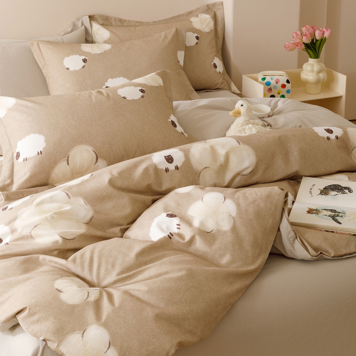 91家纺网 家纺一手货源 找家纺 爱思佳 2025新款加厚全棉纯棉磨毛数码印花四件套 小羊肖恩