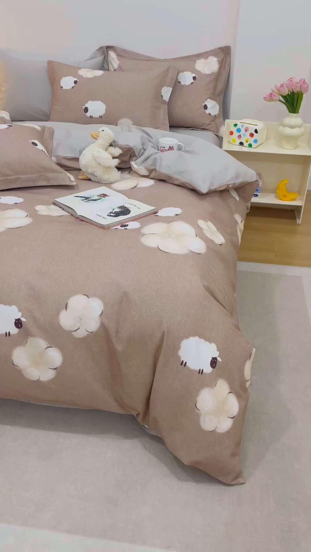 91家纺网 家纺一手货源 找家纺 爱思佳 2025新款加厚全棉纯棉磨毛数码印花四件套 小羊肖恩