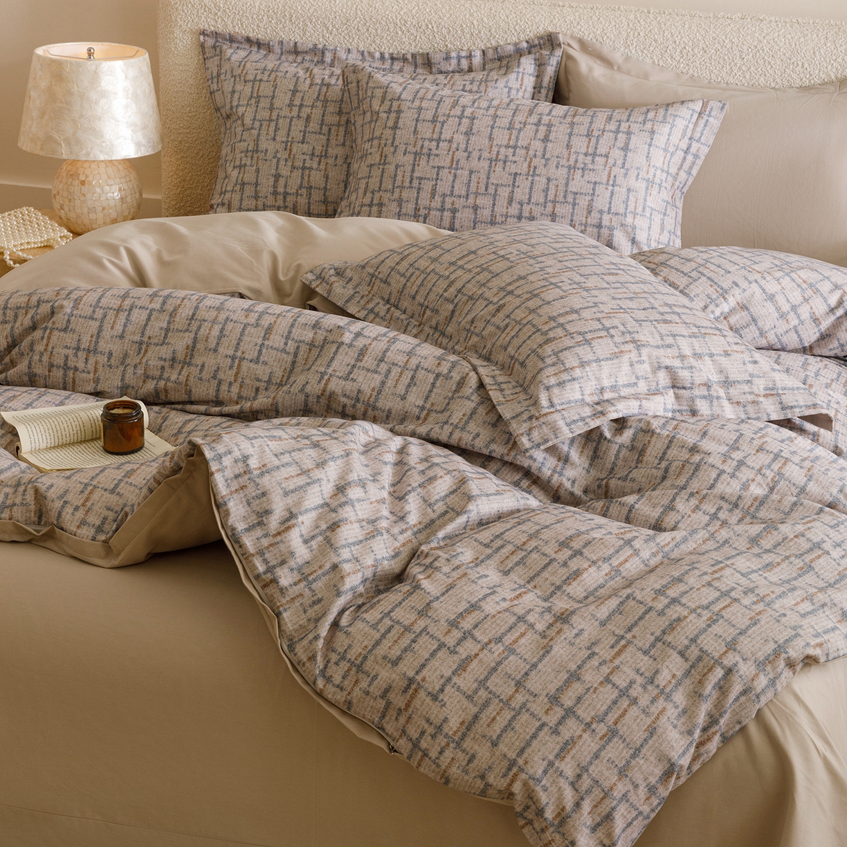 91家纺网 家纺一手货源 找家纺 爱思佳 2025新款加厚全棉纯棉磨毛数码印花四件套 追影-驼