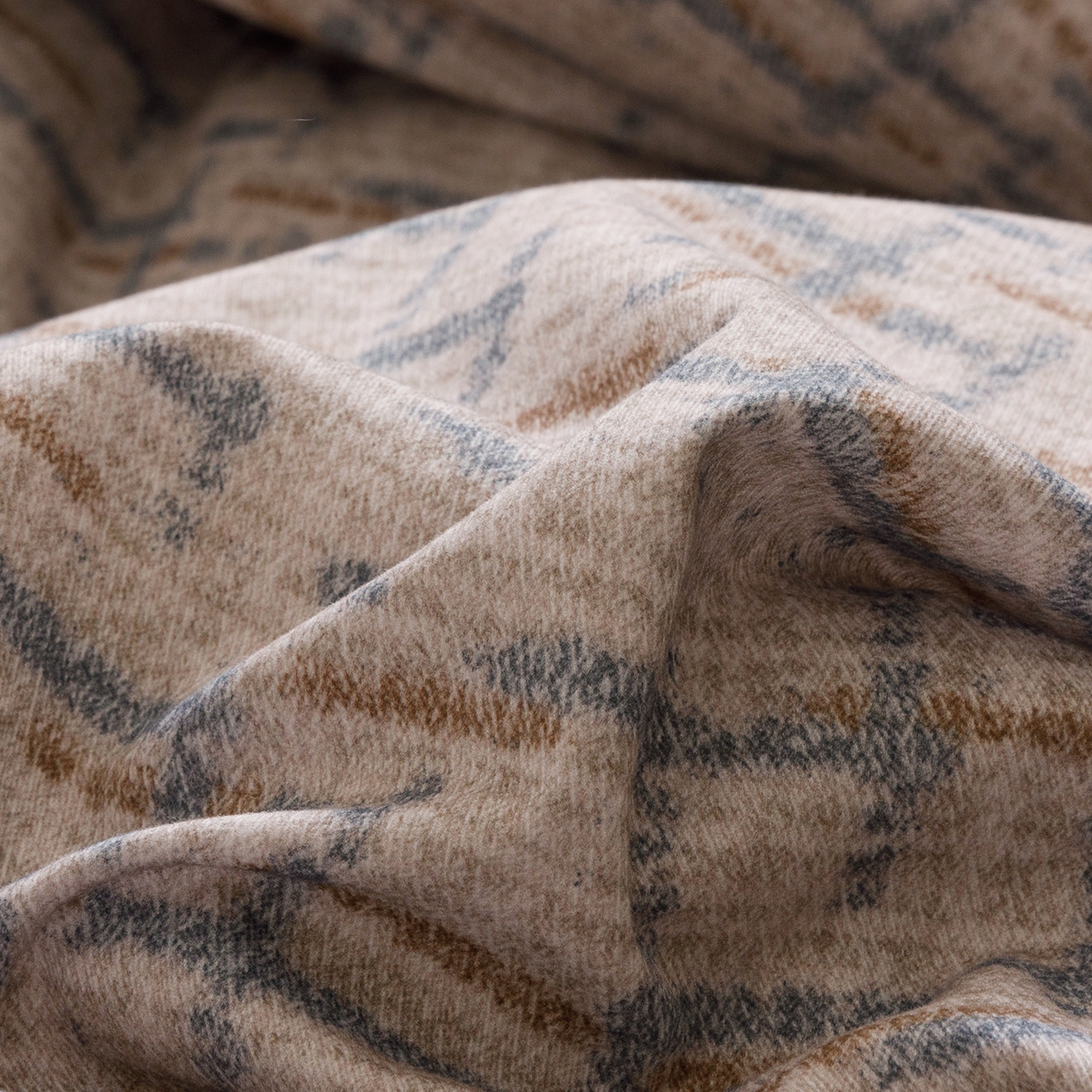 91家纺网 家纺一手货源 找家纺 爱思佳 2025新款加厚全棉纯棉磨毛数码印花四件套 追影-驼