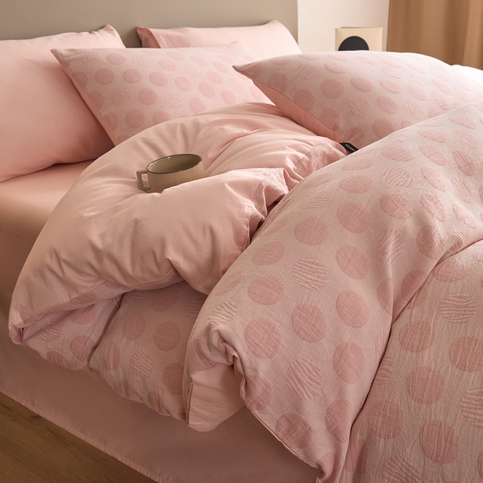 91家纺网 家纺一手货源 找家纺 佳汐蓝家纺2025秋冬新款三层纱色织水洗棉大提花系列四件套 波妞-粉