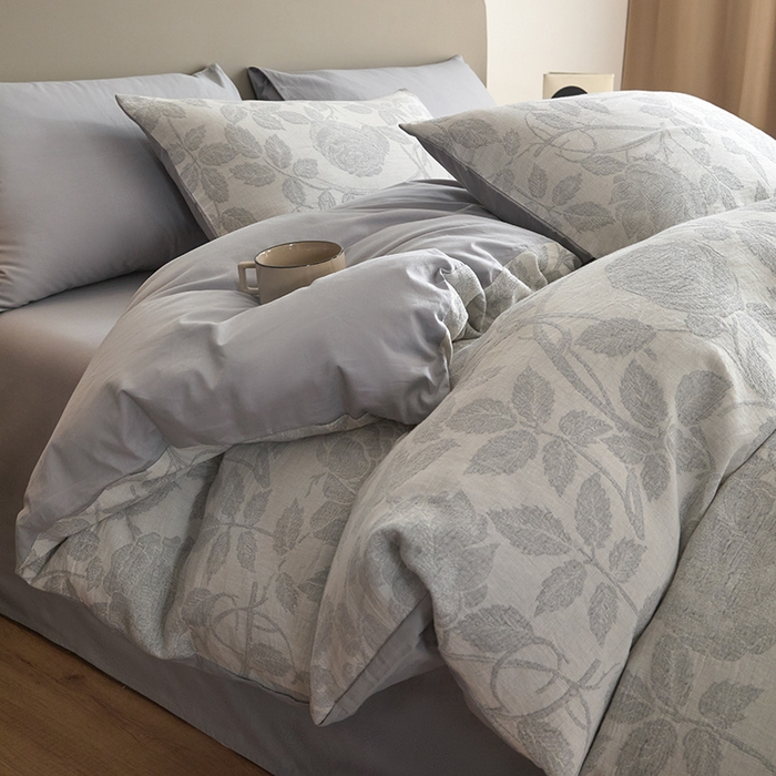 91家纺网 家纺一手货源 找家纺 佳汐蓝家纺2025秋冬新款三层纱色织水洗棉大提花系列四件套 望月-灰