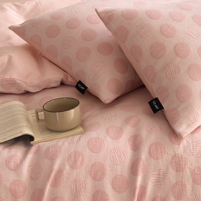 91家纺网 家纺一手货源 找家纺 佳汐蓝家纺2025秋冬新款三层纱色织水洗棉大提花系列四件套 波妞-粉