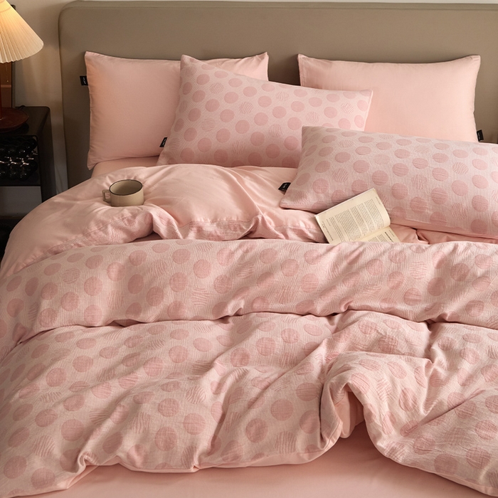 91家纺网 家纺一手货源 找家纺 佳汐蓝家纺2025秋冬新款三层纱色织水洗棉大提花系列四件套 波妞-粉