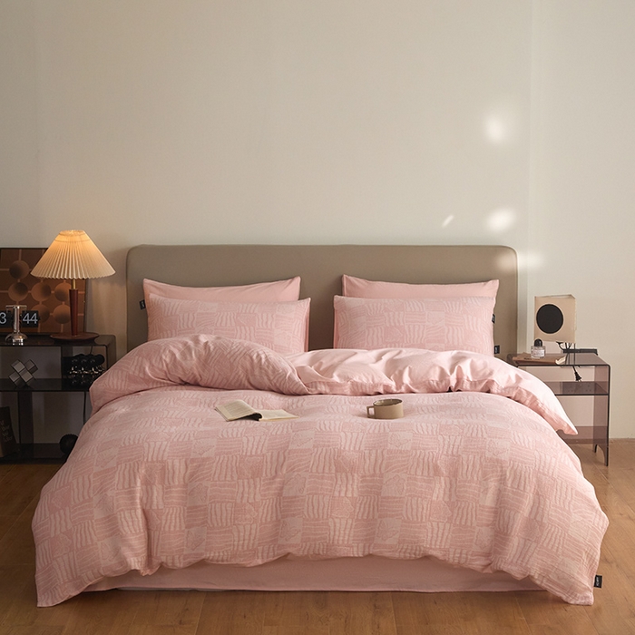 91家纺网 家纺一手货源 找家纺 佳汐蓝家纺2025秋冬新款三层纱色织水洗棉大提花系列四件套 梦境之翼-粉