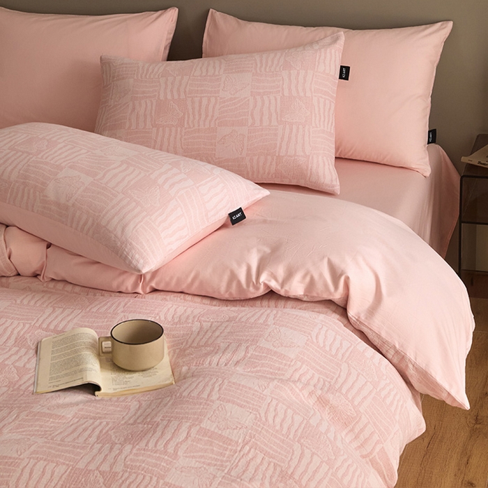 91家纺网 家纺一手货源 找家纺 佳汐蓝家纺2025秋冬新款三层纱色织水洗棉大提花系列四件套 梦境之翼-粉