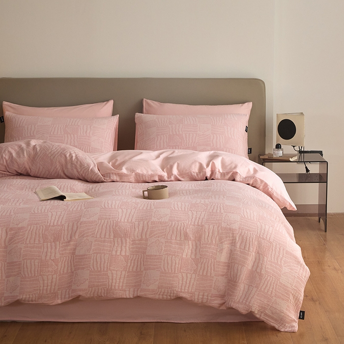 91家纺网 家纺一手货源 找家纺 佳汐蓝家纺2025秋冬新款三层纱色织水洗棉大提花系列四件套 梦境之翼-粉