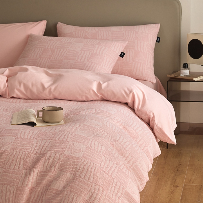 91家纺网 家纺一手货源 找家纺 佳汐蓝家纺2025秋冬新款三层纱色织水洗棉大提花系列四件套 梦境之翼-粉