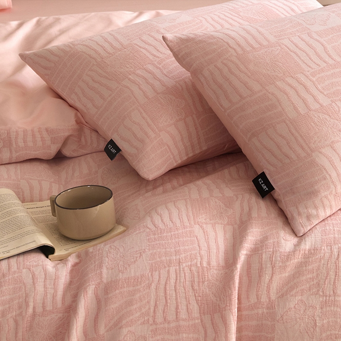 91家纺网 家纺一手货源 找家纺 佳汐蓝家纺2025秋冬新款三层纱色织水洗棉大提花系列四件套 梦境之翼-粉