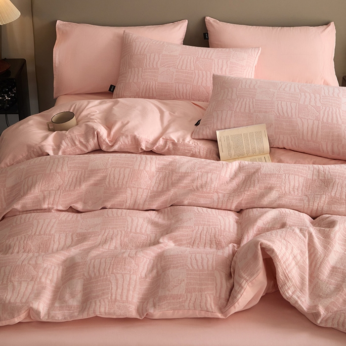 91家纺网 家纺一手货源 找家纺 佳汐蓝家纺2025秋冬新款三层纱色织水洗棉大提花系列四件套 梦境之翼-粉