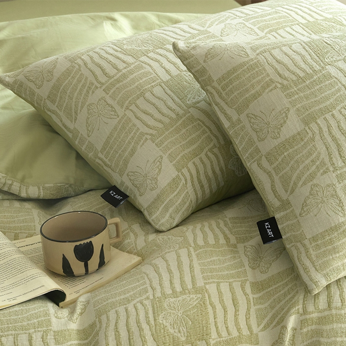 91家纺网 家纺一手货源 找家纺 佳汐蓝家纺2025秋冬新款三层纱色织水洗棉大提花系列四件套 梦境之翼-绿