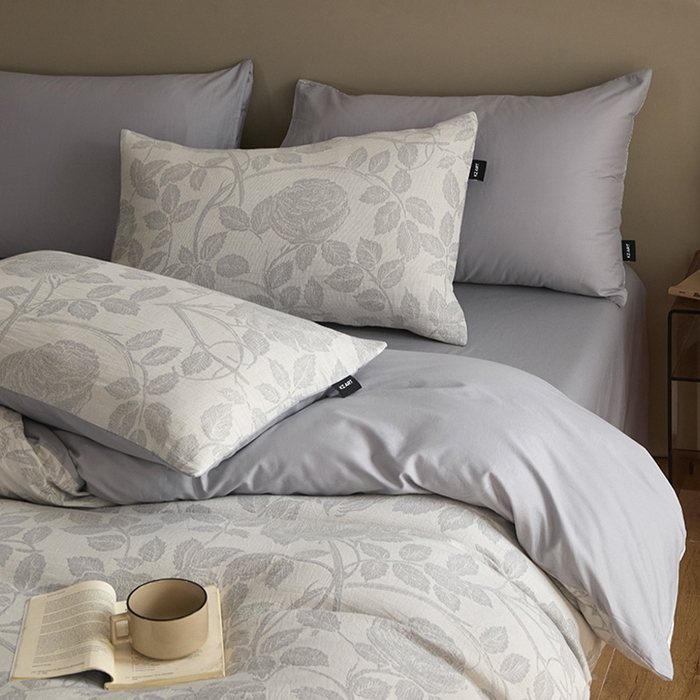 91家纺网 家纺一手货源 找家纺 佳汐蓝家纺2025秋冬新款三层纱色织水洗棉大提花系列四件套 望月-灰