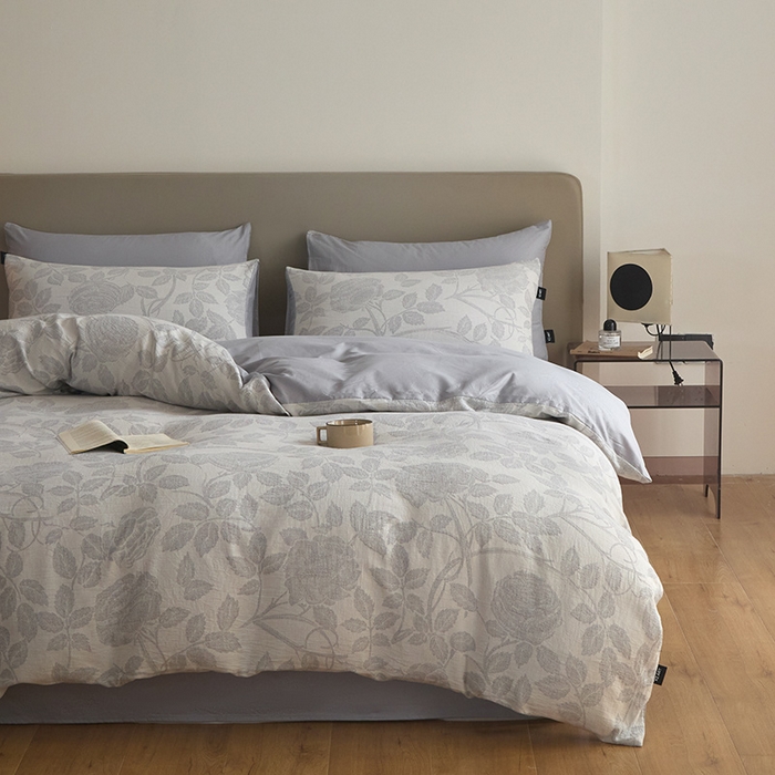 91家纺网 家纺一手货源 找家纺 佳汐蓝家纺2025秋冬新款三层纱色织水洗棉大提花系列四件套 望月-灰