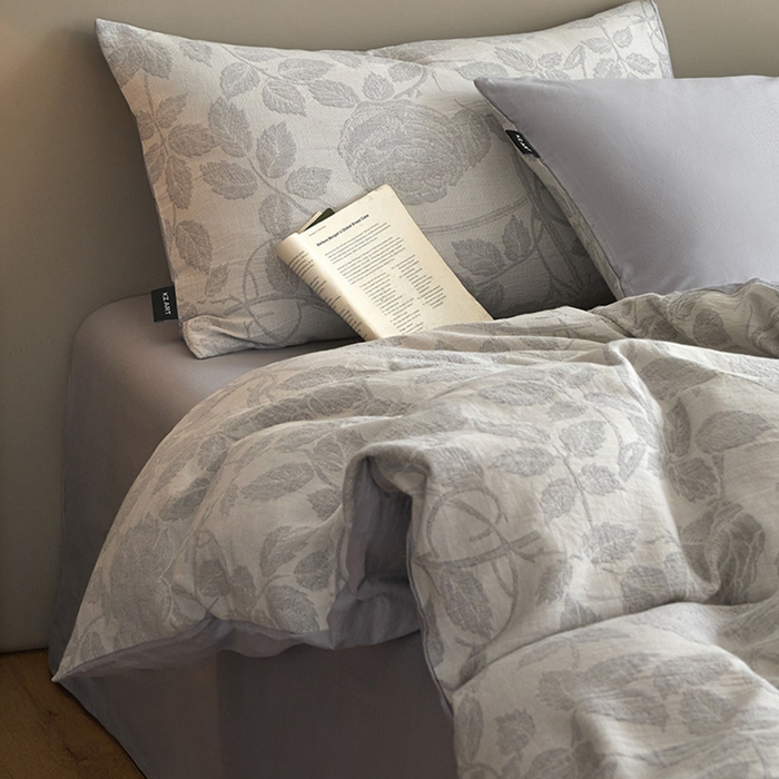 91家纺网 家纺一手货源 找家纺 佳汐蓝家纺2025秋冬新款三层纱色织水洗棉大提花系列四件套 望月-灰